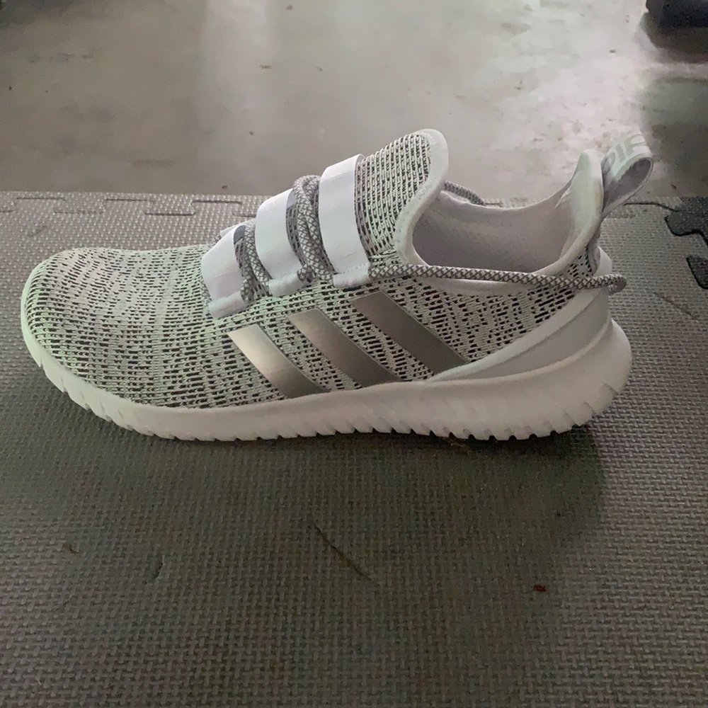 Adidas running shoes never worn